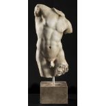 SMALL TORSO IN WHITE MARBLE, EARLY 20TH CENTURY of classical taste. Cubic base in marble of