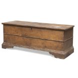 CHEST BENCH IN WALNUT, LATIUM O TUSCANY 17TH CENTURY smooth front with horizontal score. Bracket