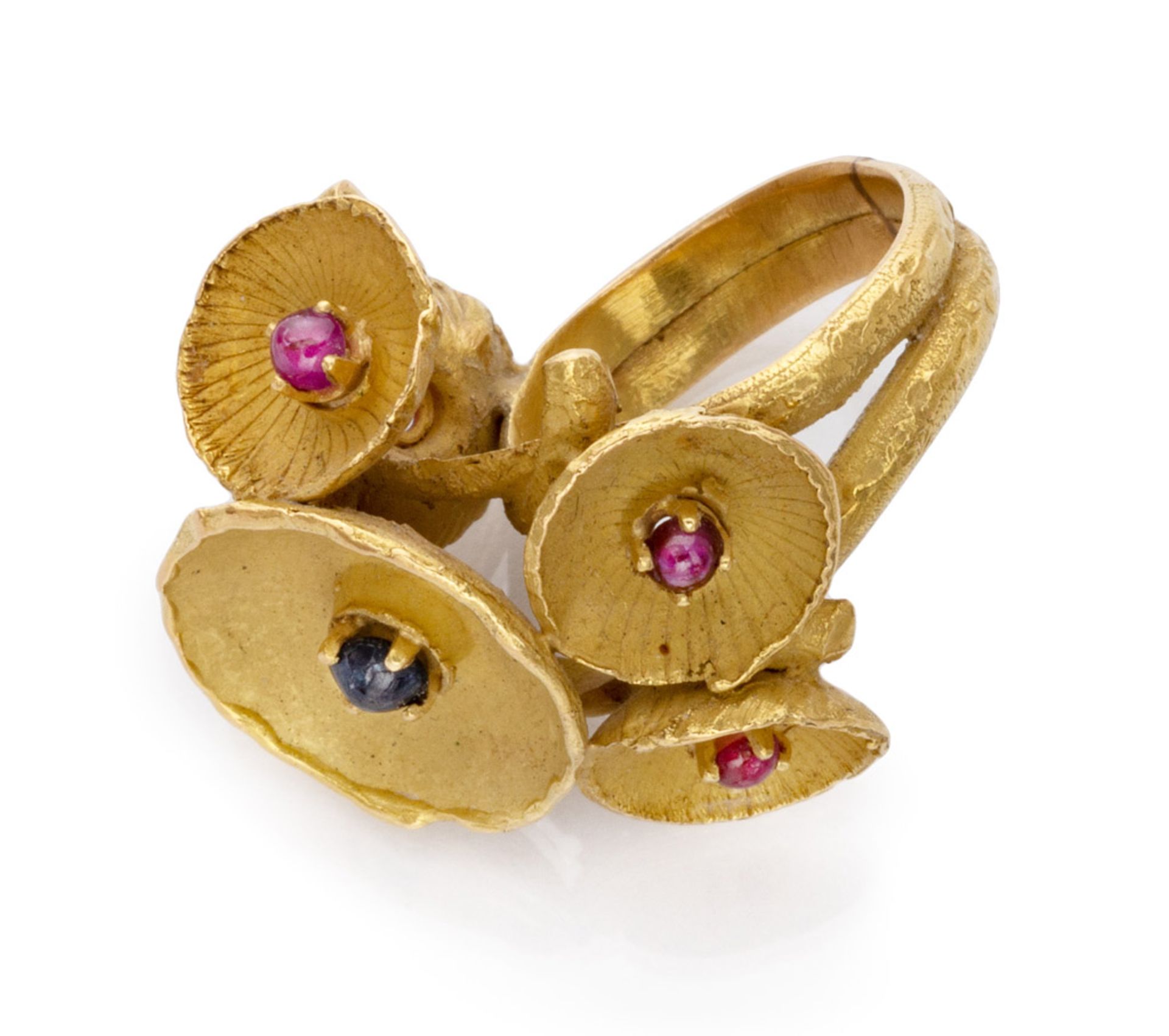 RING in yellow gold 18 kts., decorated with stylized flowers centered by sapphires and rubies