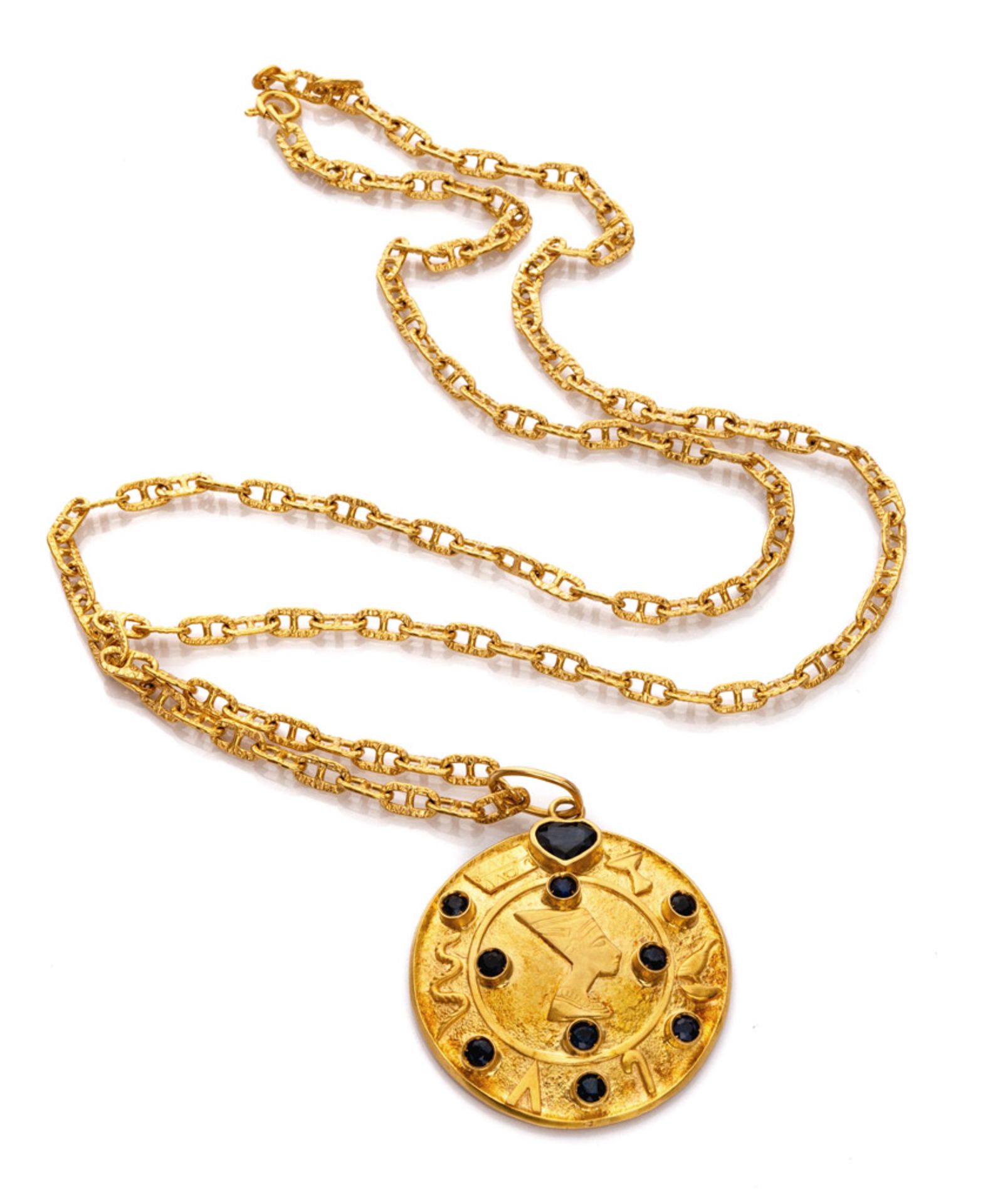 NECKLACE in yellow gold 18 kts., with round pendant with bas-relief decoration of Egyptian taste,