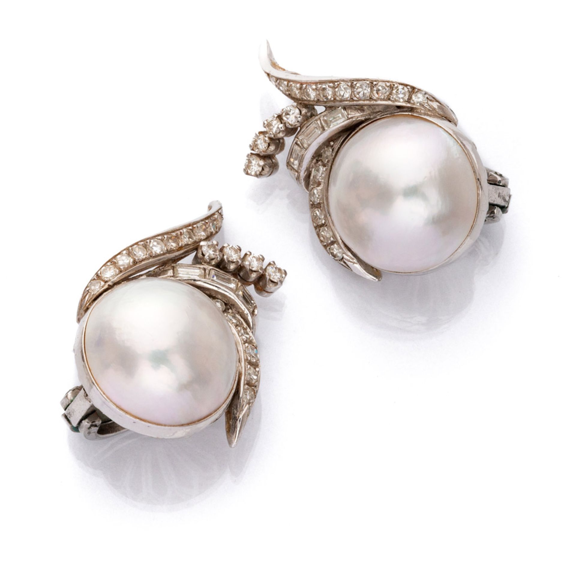 BEAUTIFUL PAIR OF EARRINGS in white gold 14 kts., with mabé pearl surrounded by branches decorated