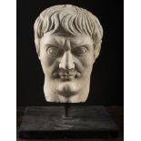 WHITE STATUARY MARBLE HEAD, 19TH CENTURY representing the emperor Constantine. Support covered in