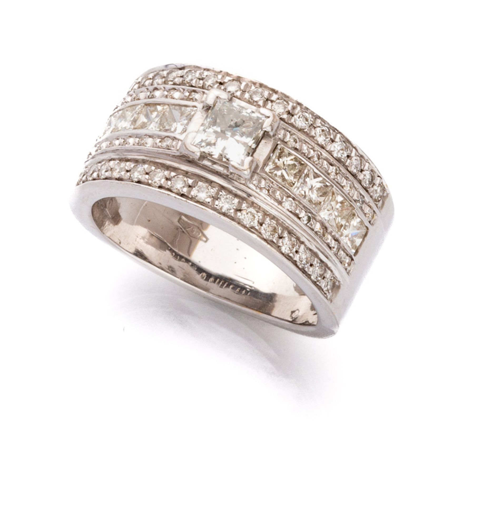 SPLENDID RING in white gold 18 kts., studded of diamonds. Diamonds ct. 1.69, total weight gr. 11,40.