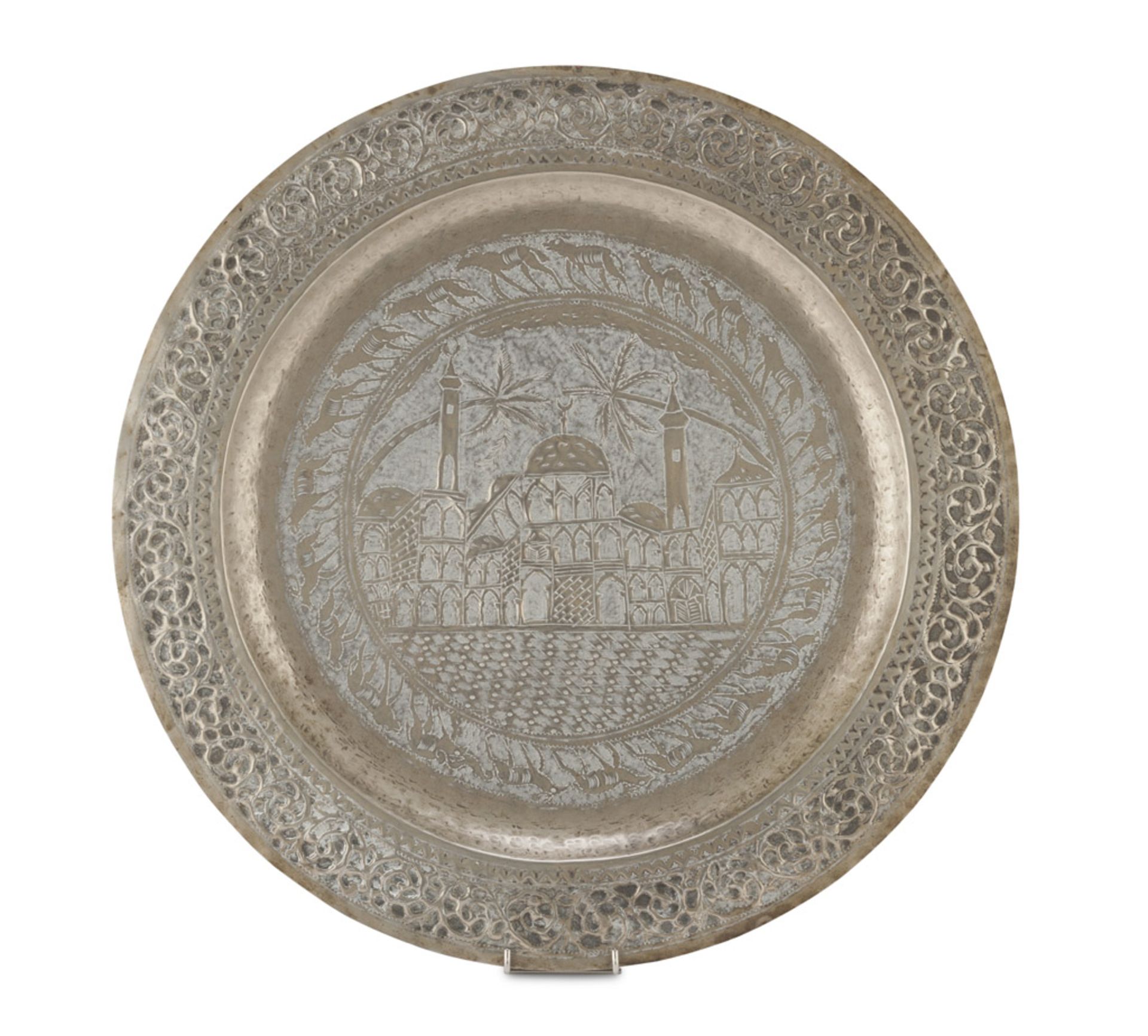 DISH IN BRASS, PROBABLY PERSIA 20TH CENTURY embossed with town view. Diameter cm. 52. PIATTO IN