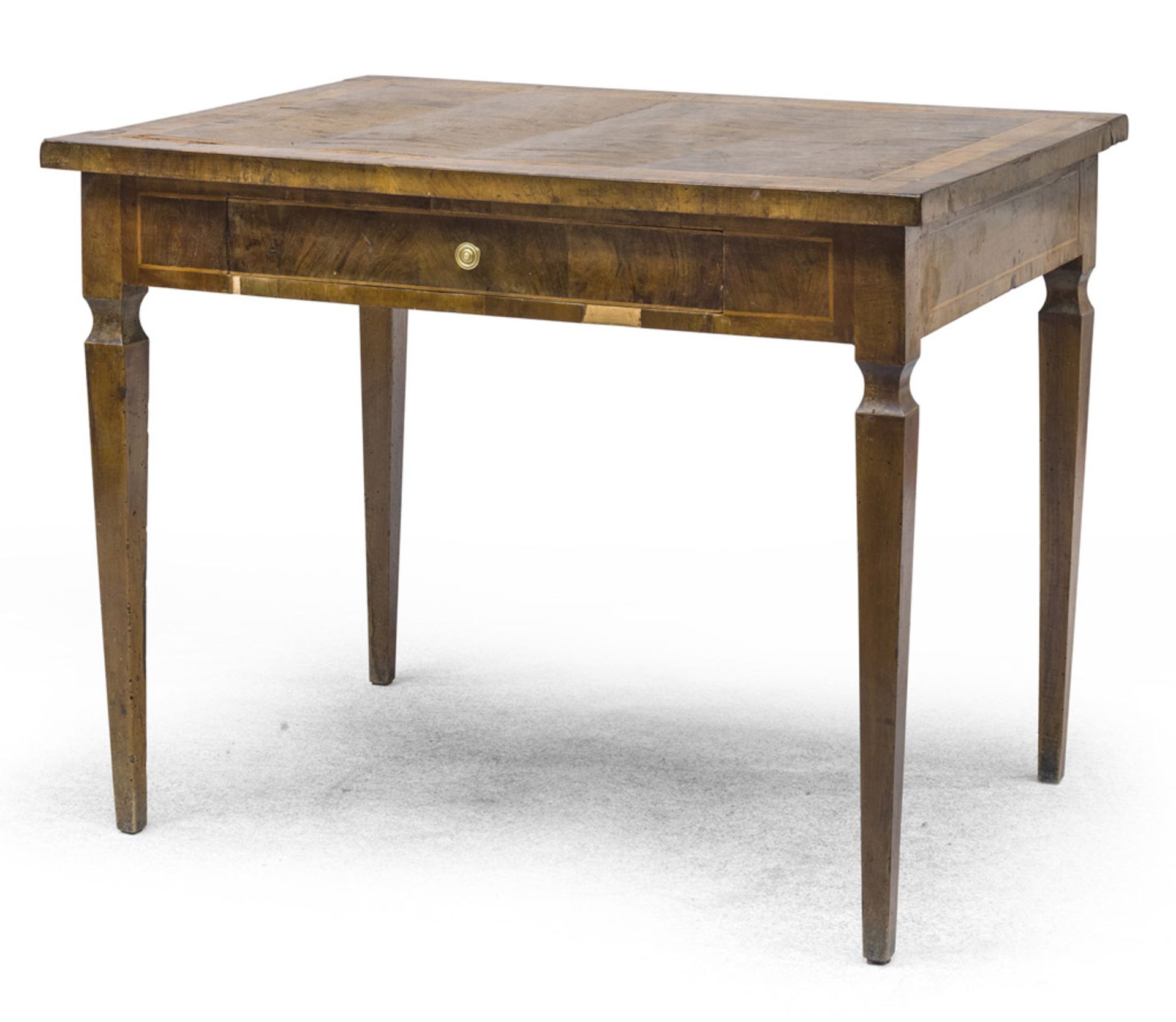 WRITING DESK IN WALNUT, CENTRAL ITALY LATE 18TH CENTURY with reserves in boxwood. Front with one