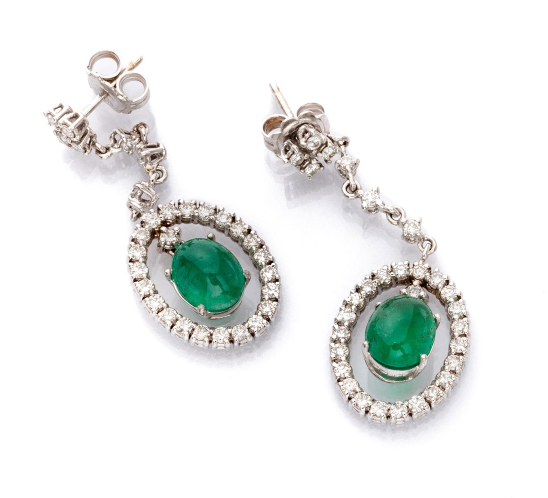 BEAUTIFUL PAIR OF EARRINGS in white gold 18 kts., with pendants decorated by cabochon cut emeralds