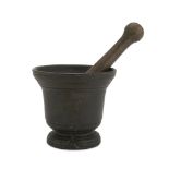 BRONZE MORTAR WITH PESTLE, LATE 18TH CENTURY ripped body. Measures mortar, cm. 10 x 12. MORTAIO