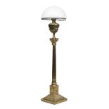 FLOOR LAMP IN BRASS, EARLY 20TH CENTURY with fluted column shaft and Corinthian capital. Plinth