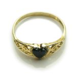 ATTRACTIVE RING pierced mount with scroll motif in yellow gold 9 kts., central heart-shaped onyx.