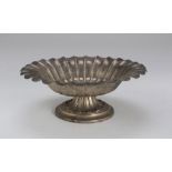 STAND IN SILVER, 20TH CENTURY with fluted border. Measures cm. 10 x 25, weight gr. 317. ALZATA IN