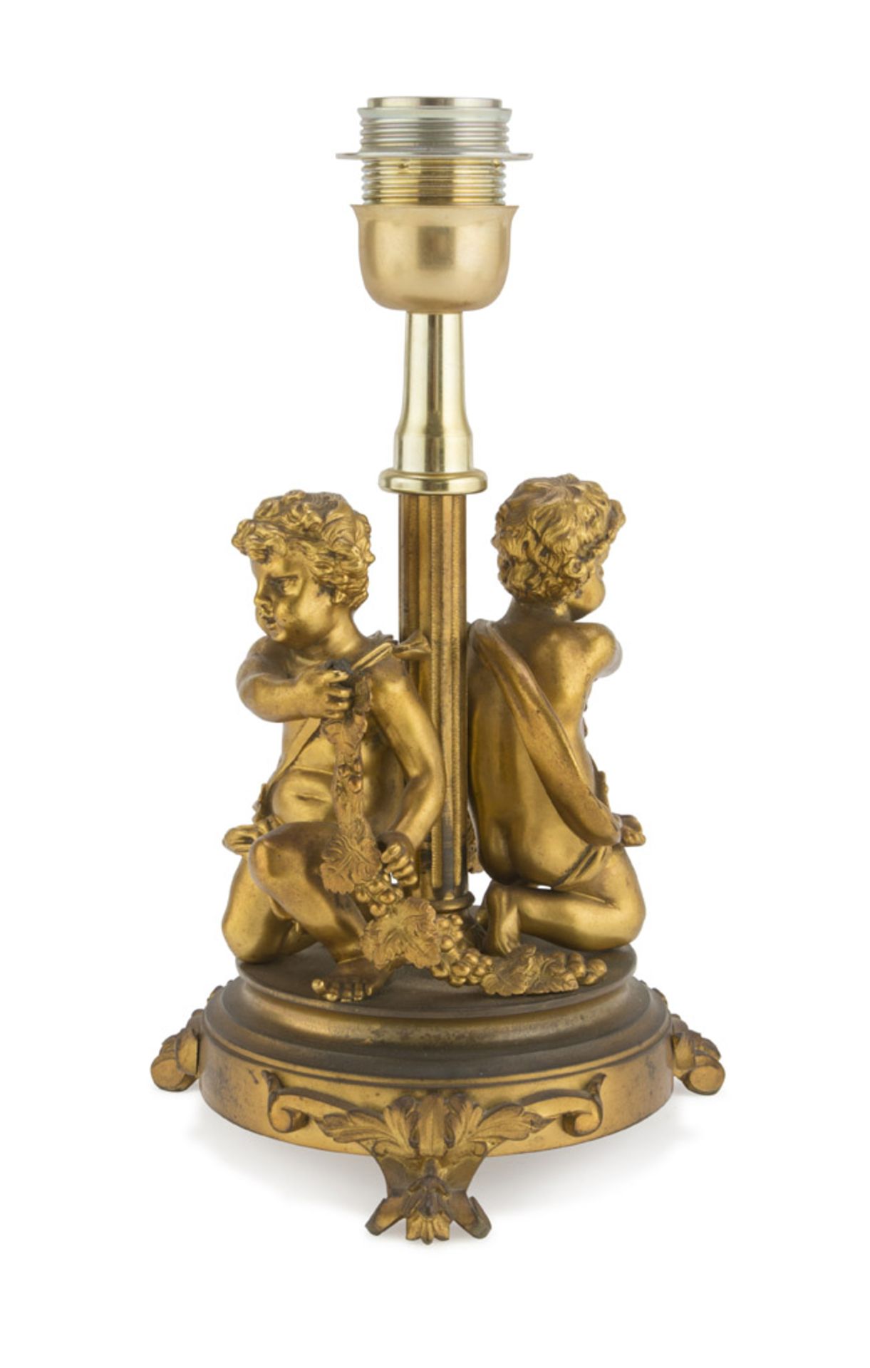 LAMP IN BRONZE, EARLY 20TH CENTURY with figures of putti. Round leafy base. Measures cm. 20 x 16.