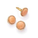 PARURE OF RING AND EARRINGS in yellow gold 18 kts., with round pink coral surrounded by diamonds.