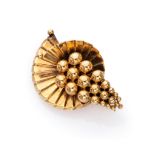 ATTRACTIVE BROOCH in yellow gold 14 kts., shaped to stylized grape's cluster leaning on a fan shaped