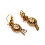 ATTRACTIVE PAIR OF EN TREMBLANT EARRINGS in yellow gold 14 kts., with oval decorated with face of