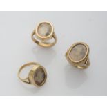 THREE RINGS with mount in yellow gold 18 kts., with miniatures representing female figures. Total