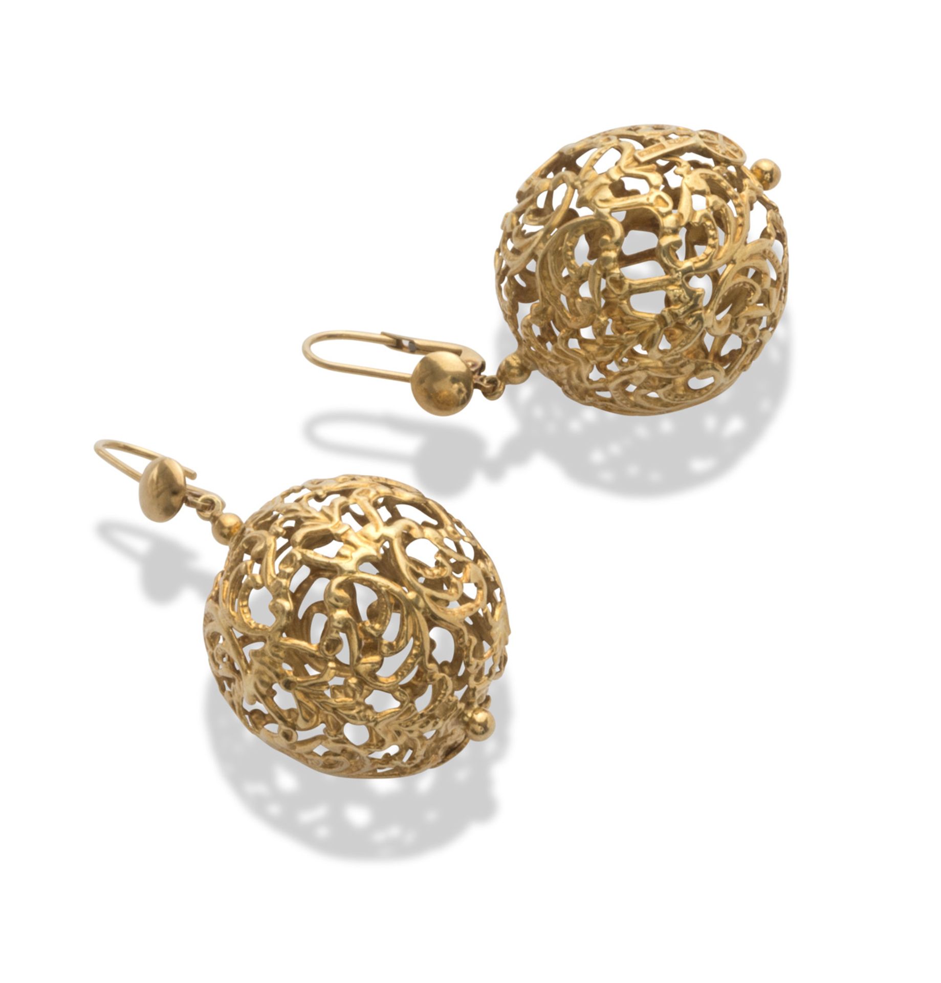 EARRINGS in yellow gold 18 kts., with sphere elements and pierced to scroll motifs. Length cm. 5,