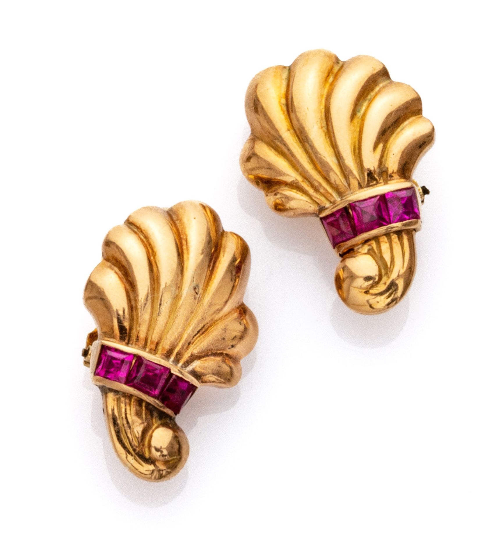 EARRINGS in yellow gold 18 kts., shaped to cornucopia decorated by a band of rubies. Rubies ct. 0.