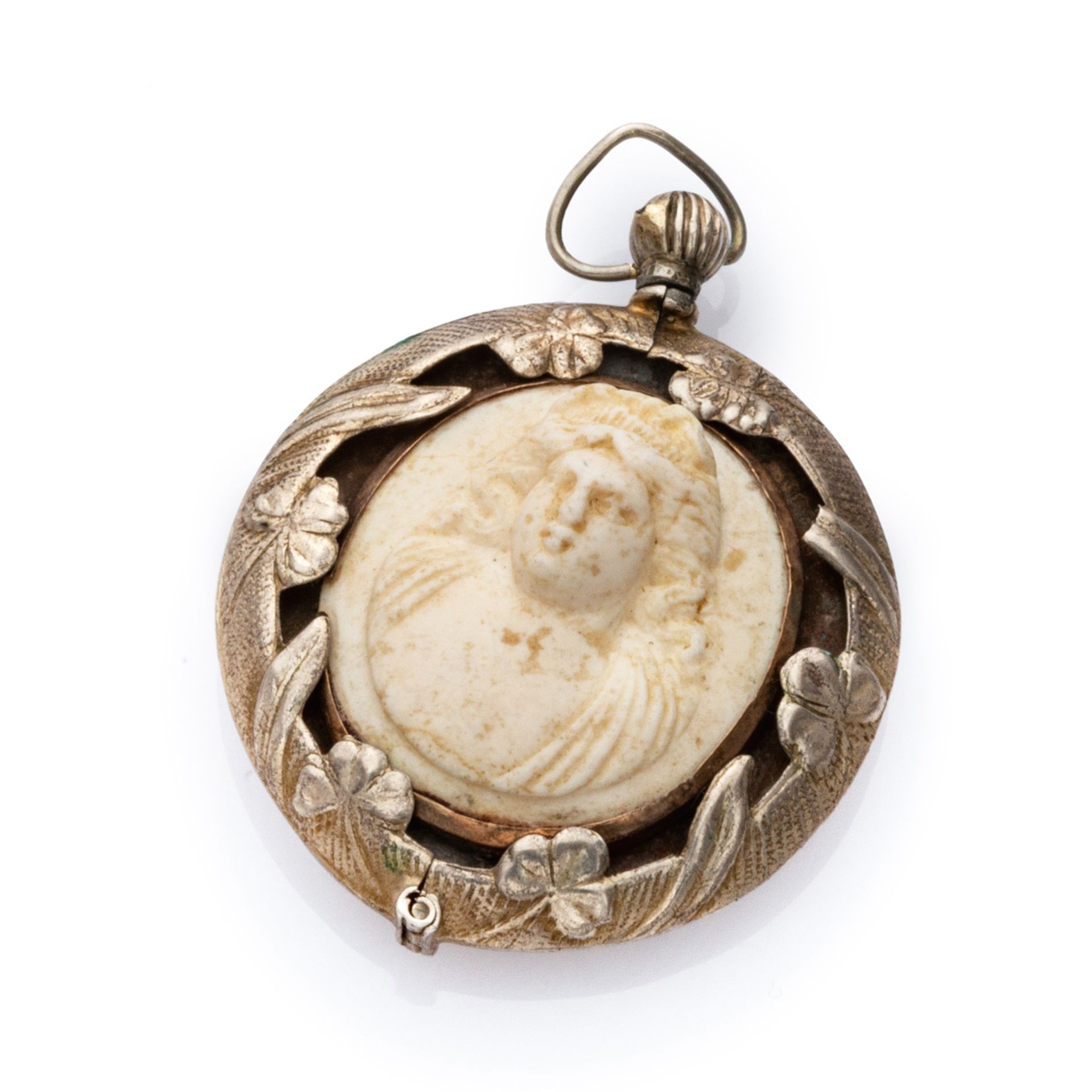 PENDANT with mount in silver decorated by leaves, engraved stone with figure of woman. Measures