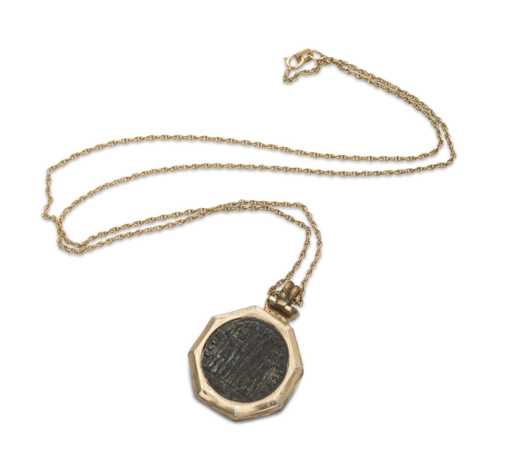 CHOKER in yellow gold 14 kts., with pendant of octagonal form with imperial Roman coin. Length cm.