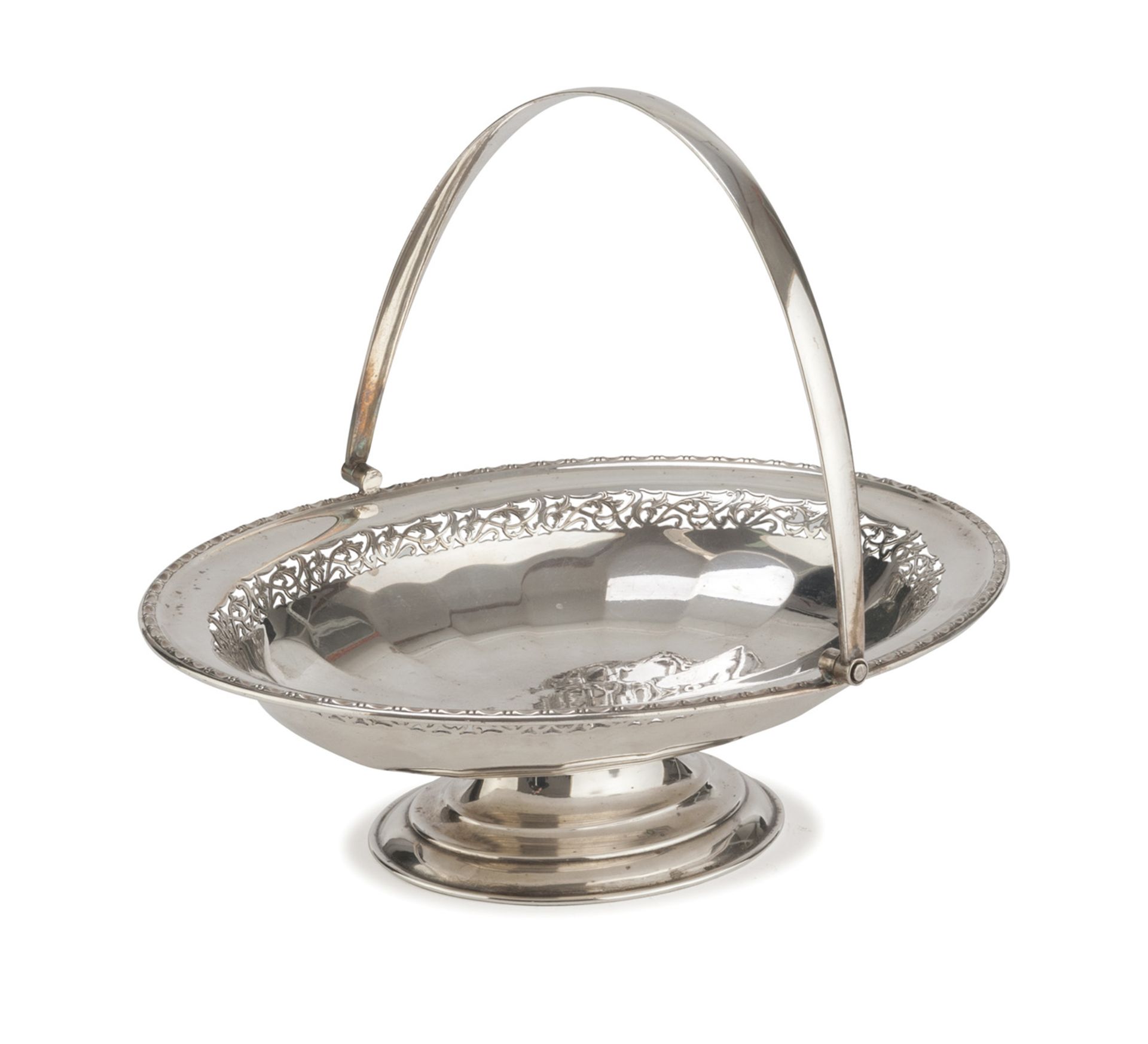 SILVER-PLATED FRUIT BASKET, UNITED KINGDOM 20TH CENTURY of oval shape with pierced edge. Measures