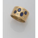 ELEGANT RING to wrapper in yellow gold 18 kts., embellished with sapphires and diamonds. Sapphires