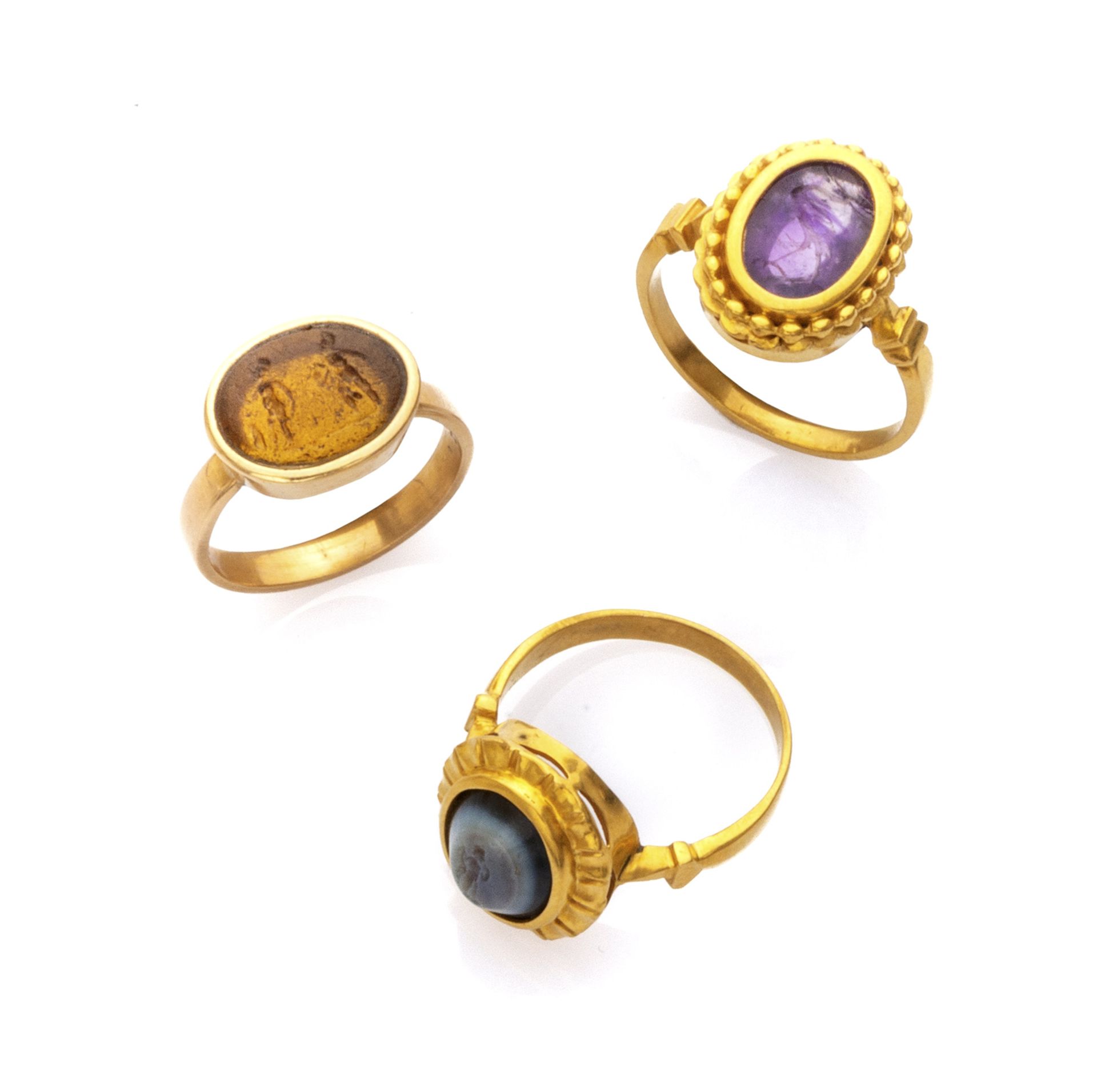 THREE RARE RINGS with mount in yellow gold 18 kts., with antique carnelians and amethyst engraved