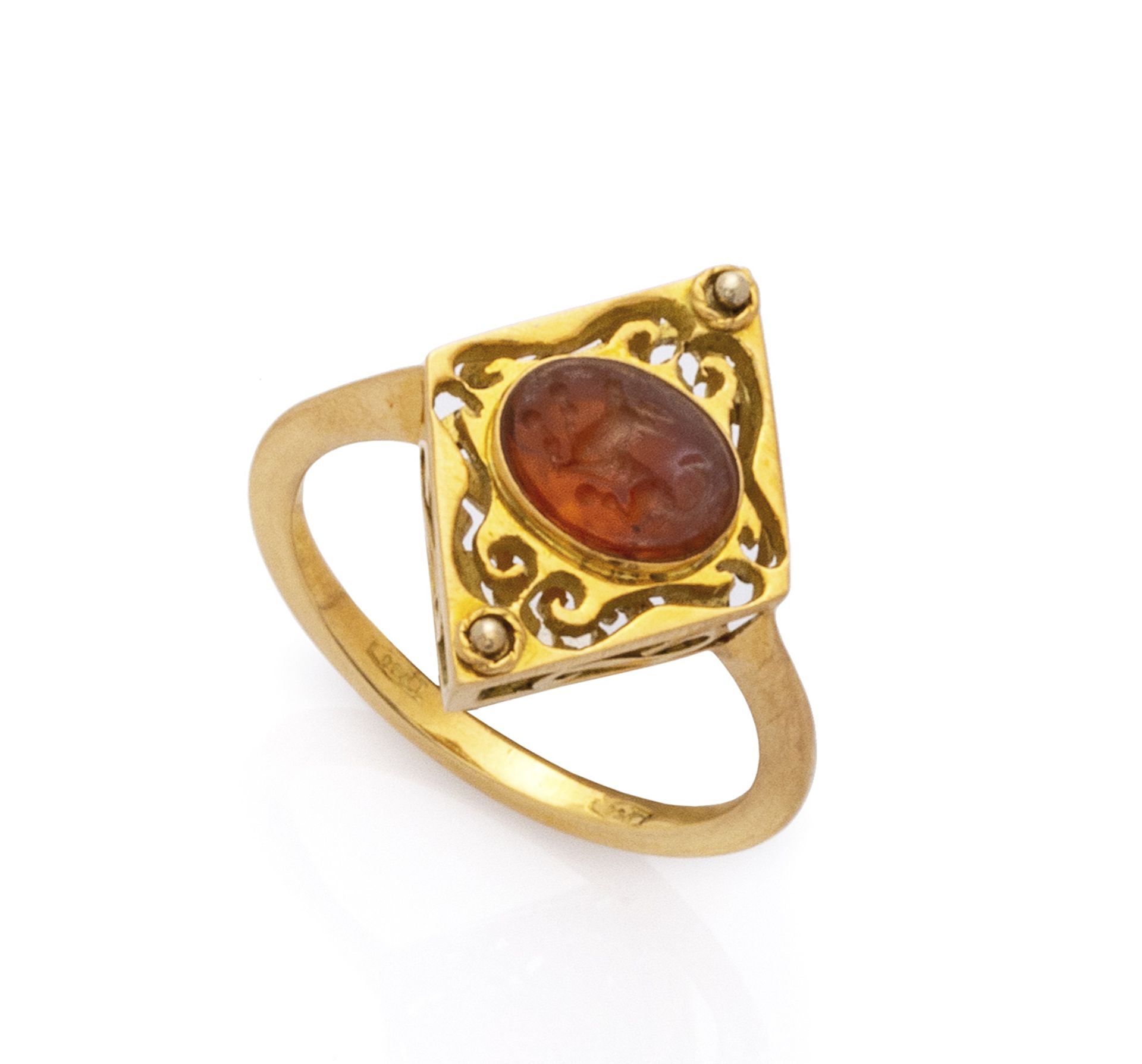 ATTRACTIVE RING with mount in yellow gold 18 kts., pierced body with antique carnelian engraved with