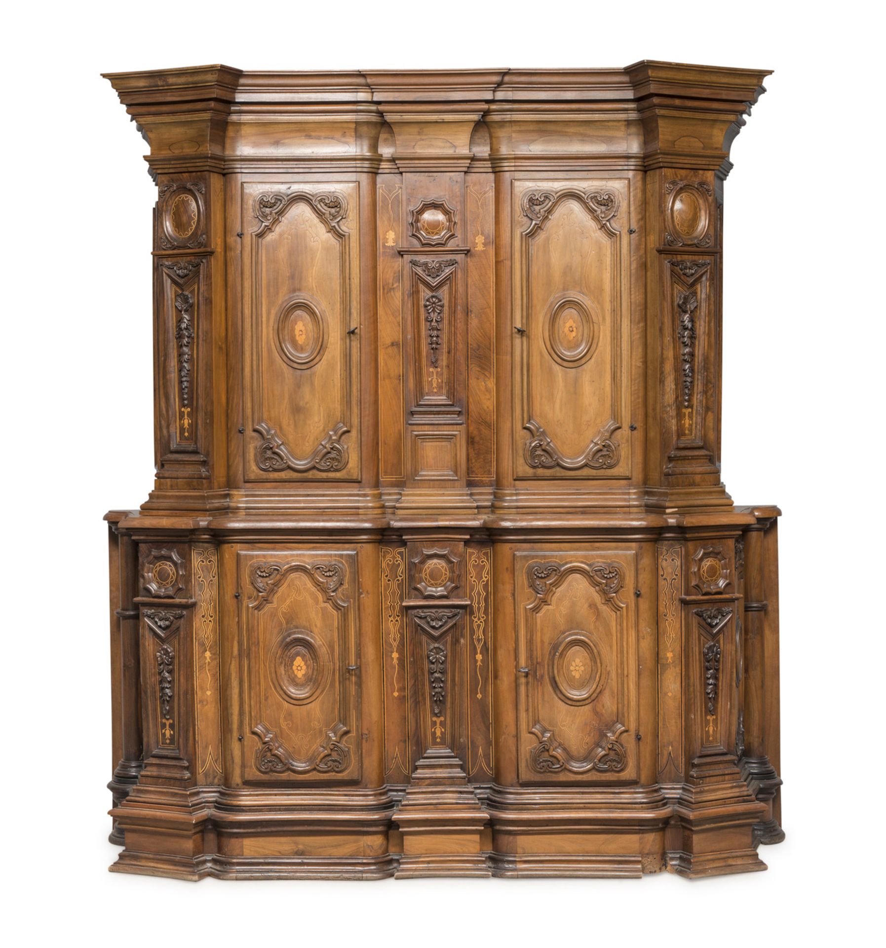 BIG TWO-BODIES SIDEBOARD IN WALNUT. MANTUA O LOMBARDY, 18TH CENTURY - Bild 2 aus 2