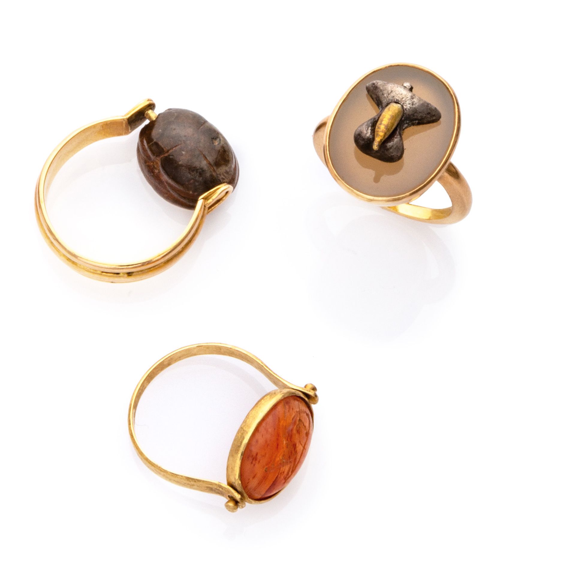 THREE RINGS with mount in yellow gold 18 kts., with antique engraved hard stones and carnelian