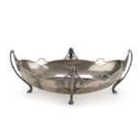 SMALL SILVER CENTERPIECE, PUNCH BIRMINGHAM 1910 with racemes uprights and webbed feet. Silversmith