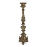 CANDLESTICK IN SILVER-PLATED WOOD, 18TH CENTURY fluted shaft sculpted to leaves. Base with three