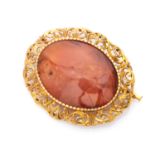 BROOCH with mount in yellow gold 18 kts., big central oval carnelian. Measures cm. 4,8 x 3,8,
