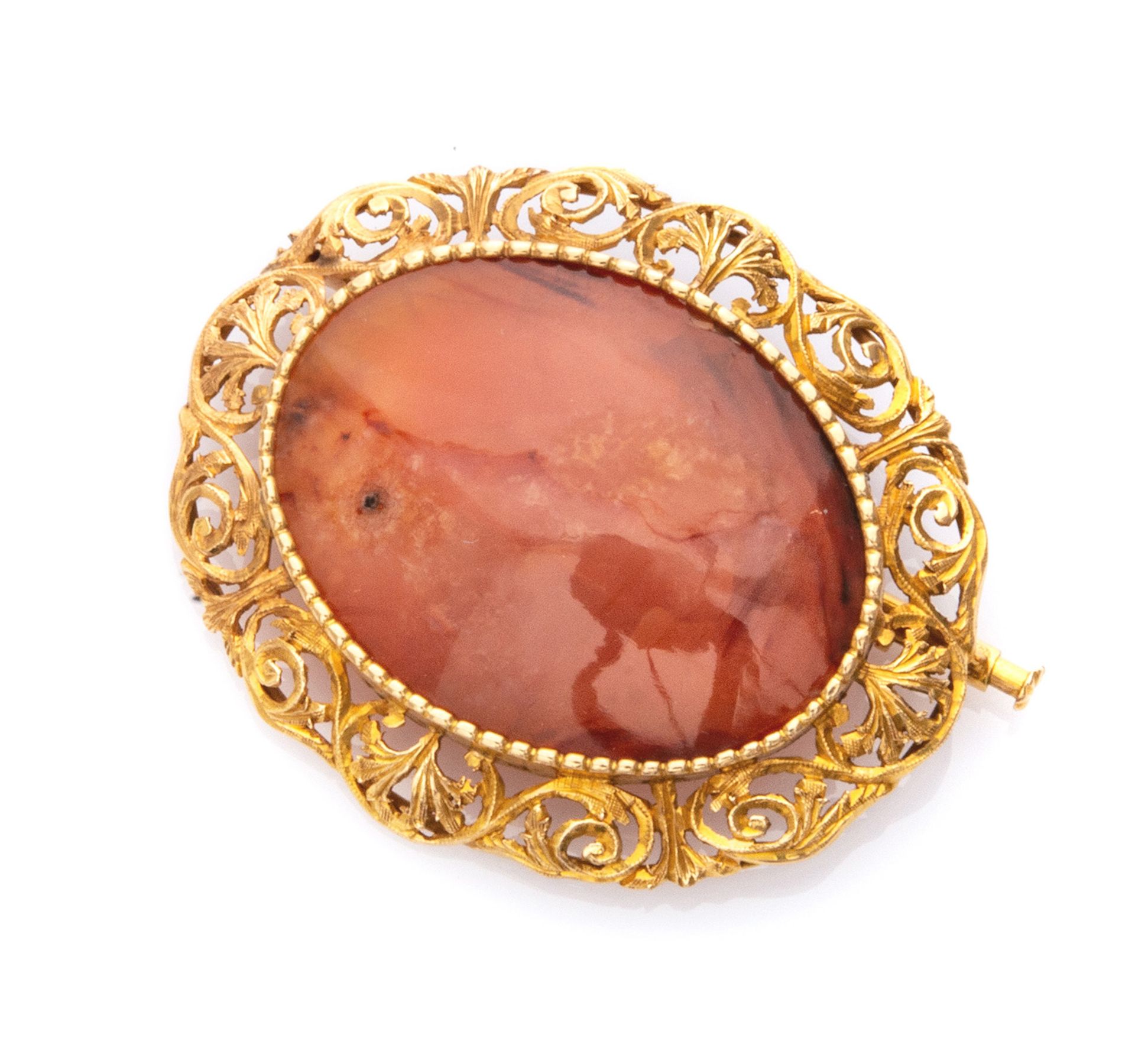 BROOCH with mount in yellow gold 18 kts., big central oval carnelian. Measures cm. 4,8 x 3,8,