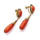 PAIR OF EARRINGS in yellow gold 12 kts., with pendants and spools in antique red coral. Length cm.