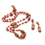 RARE PARURE OF NECKLACE AND EARRINGS with spherical elements in antique carnelians alternated by