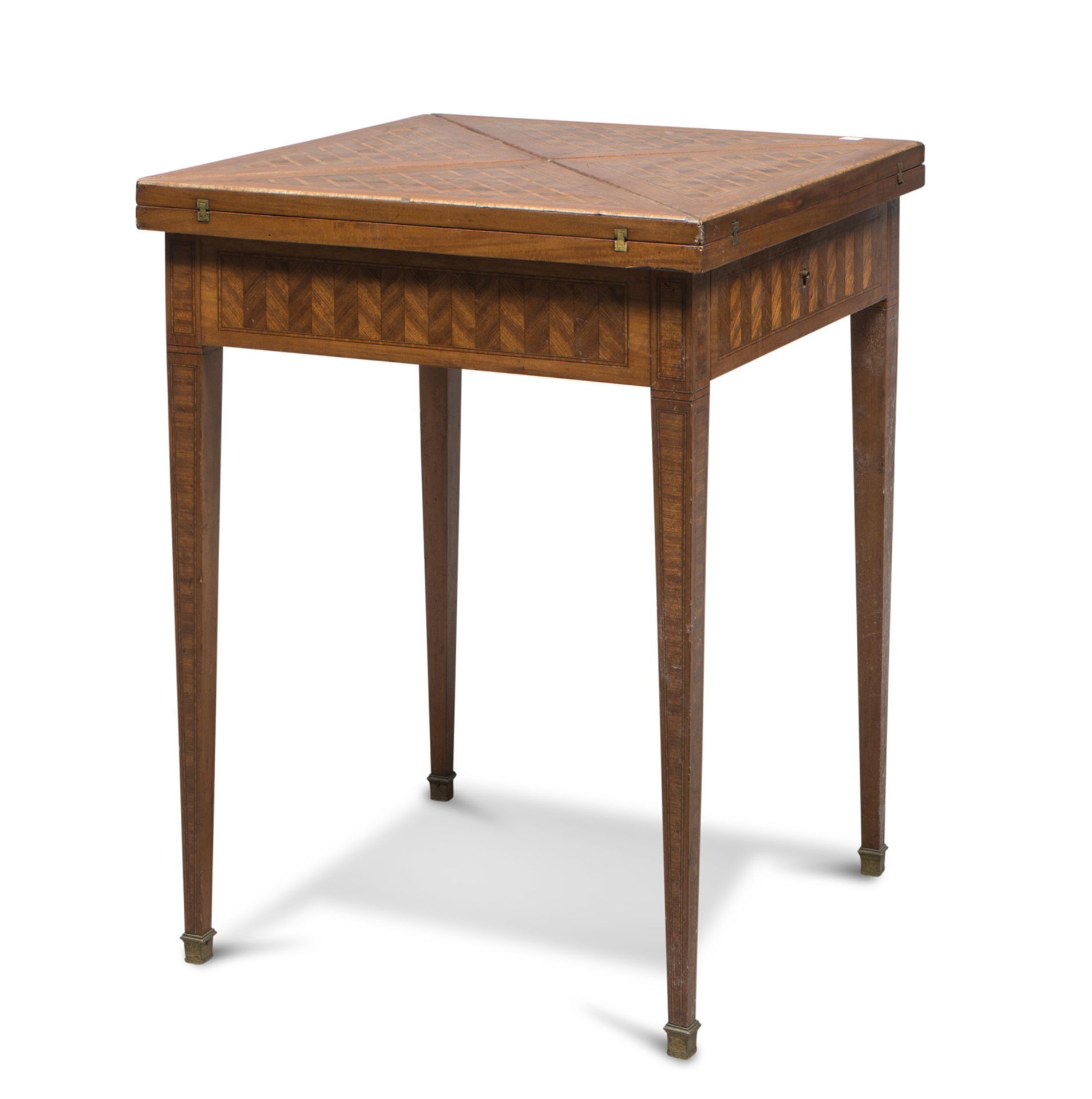 HANDKERCHIEF CARD TABLE, 19TH CENTURY veneered in maple trees and rosewood. A drawer in the apron,