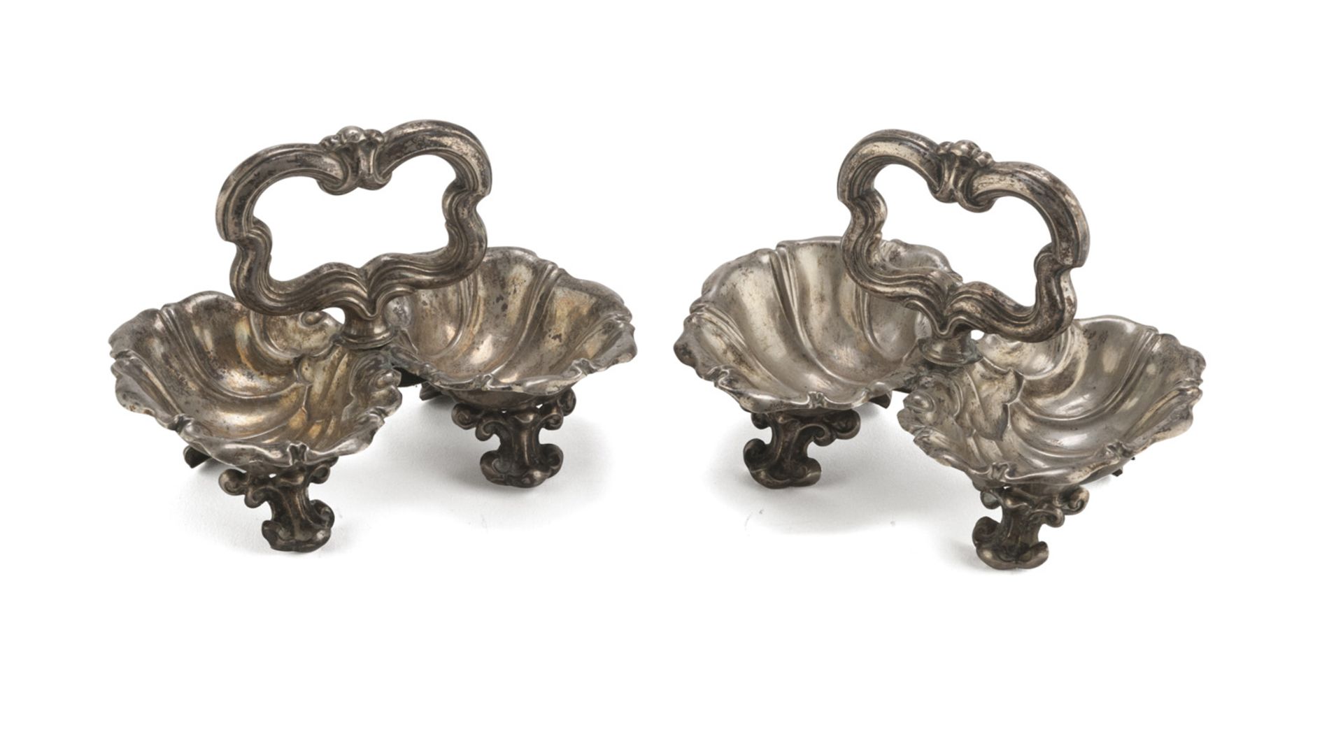 A PAIR OF SALTCELLARS IN SILVER, 20TH CENTURY with shell-shaped bodies. Unidentified punch. Title