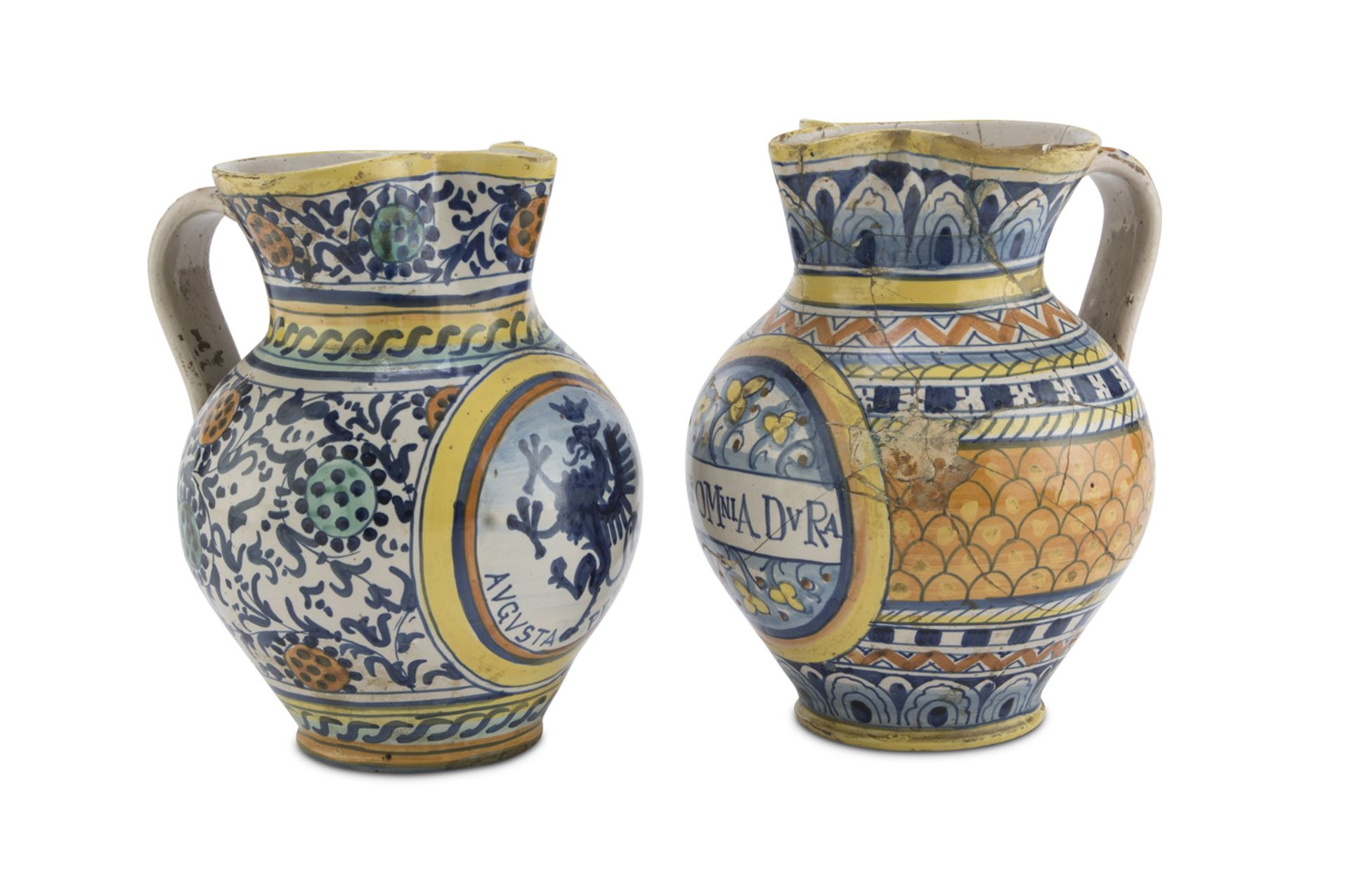 A PAIR OF MAIOLICA JUGS, GRAZIA DERUTA EARLY 20TH CENTURY decorated with coat of arms with