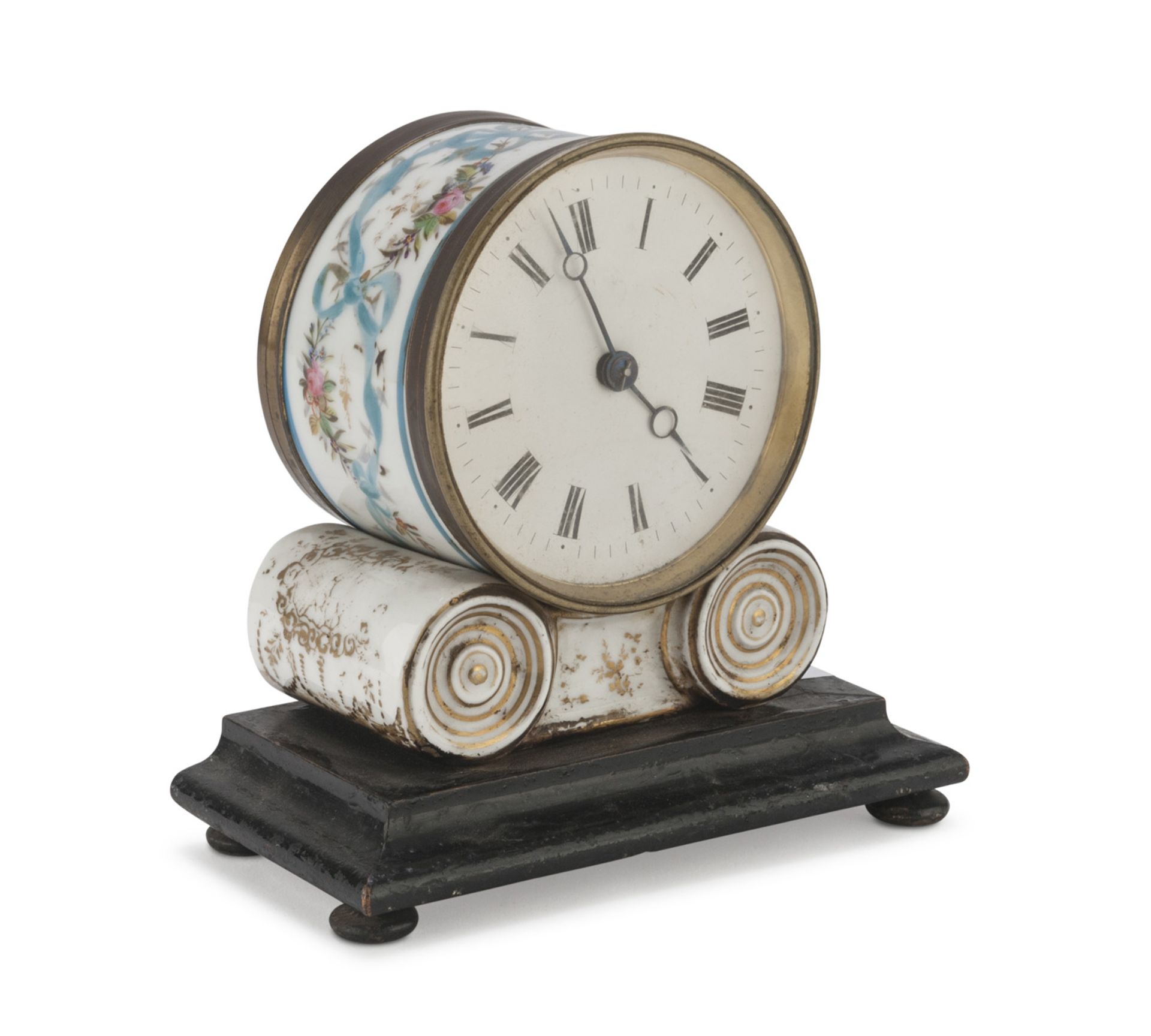 SMALL CLOCK IN PORCELAIN, 19TH CENTURY decorated with ribbons, flowers and gold. Round dial. Base in