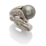 SPLENDID RING in white gold 18 kts., of stylized cornucopia shape, diamond-studded with final grey