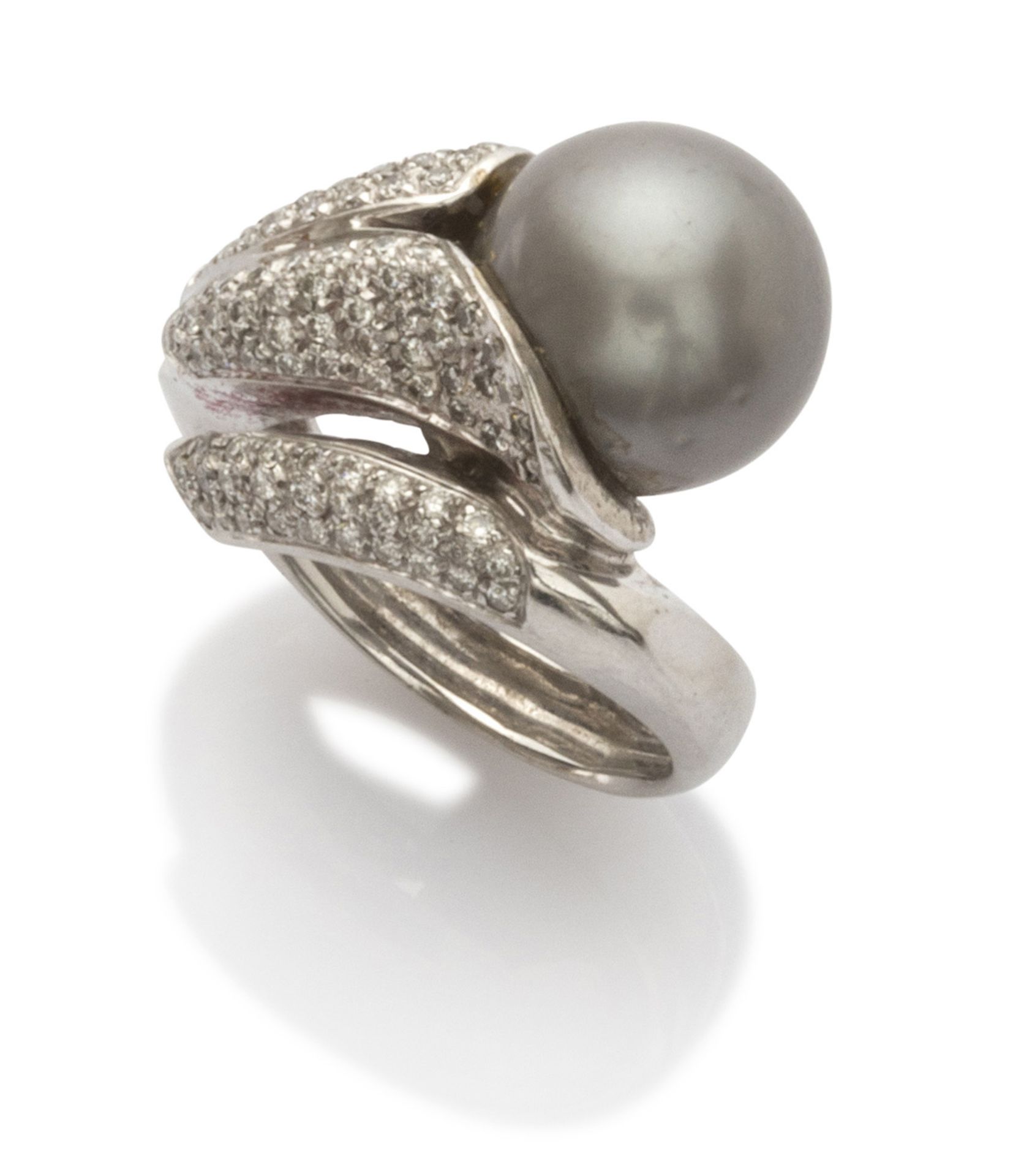 SPLENDID RING in white gold 18 kts., of stylized cornucopia shape, diamond-studded with final grey