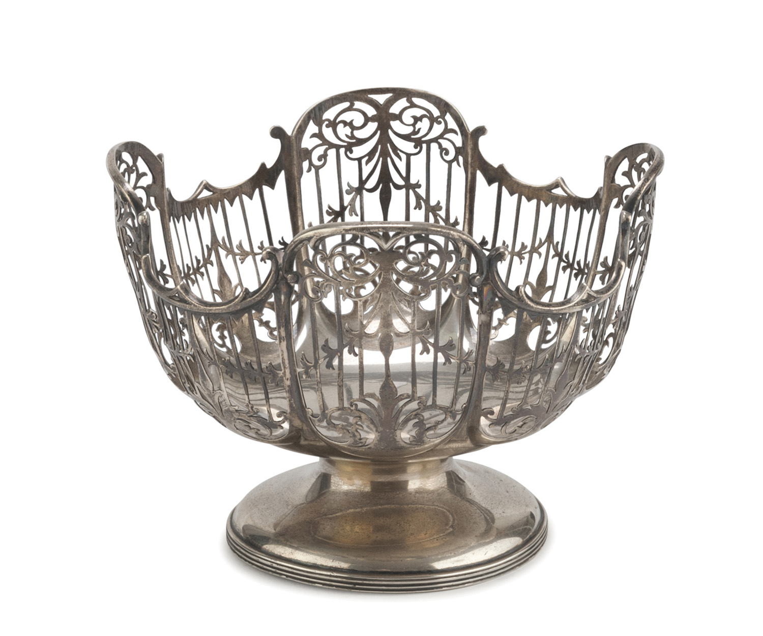 BREAD BASKET IN SILVER, PUNCH SHEFFIELD 1911 body pierced to railing, decorated with floral