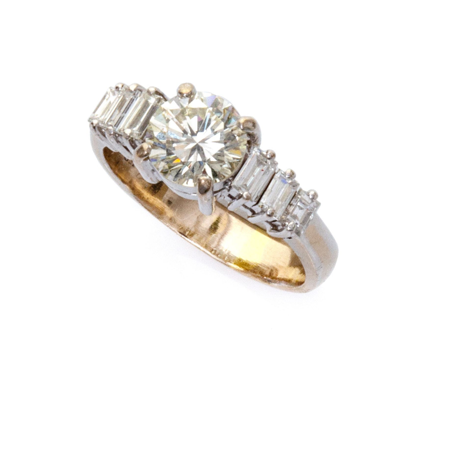SPLENDID RING in white gold 18 kts., embellished with central brilliant cut diamond and contour of