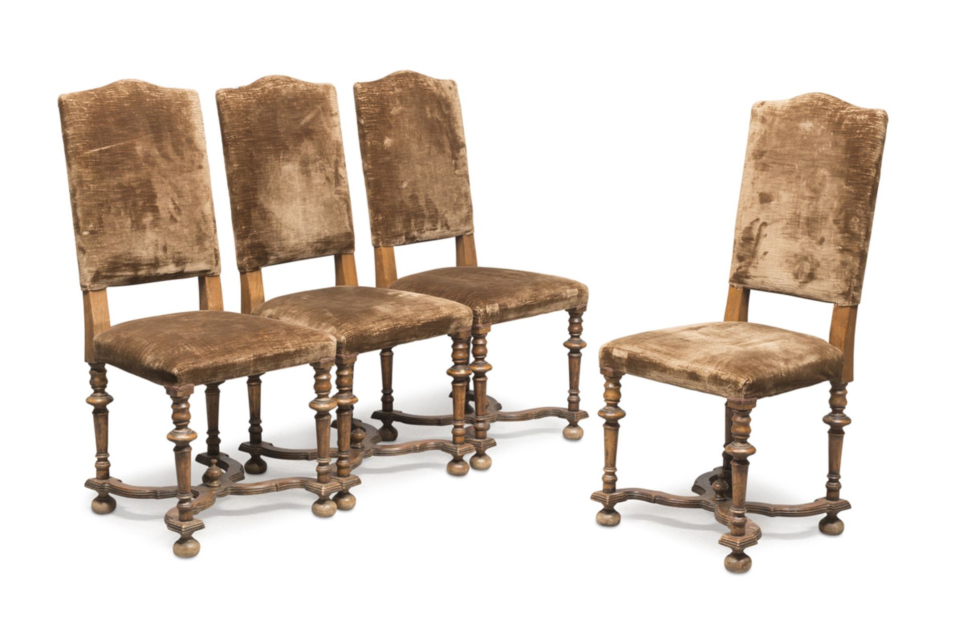 FOUR CHAIRS IN WOOD DYED TO CHERRY TREE EARLY 20TH CENTURY tall crenellated back, conic legs with