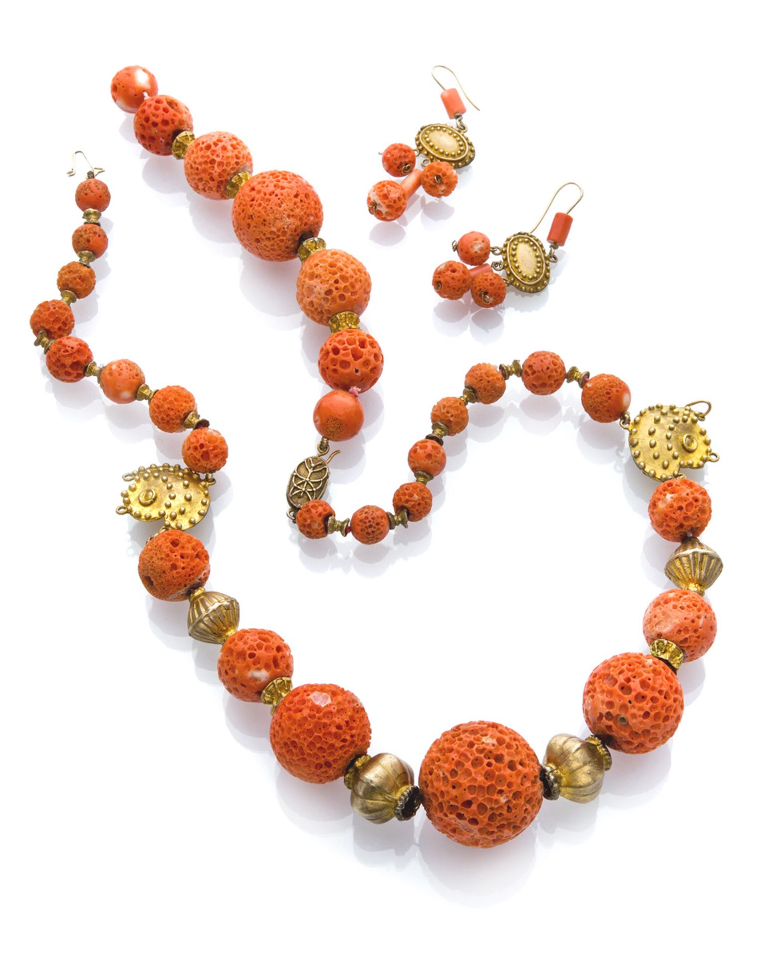 PARURE OF EARRINGS AND NECKLACE with spongy coral spheres alternated by elements in gilded metal.