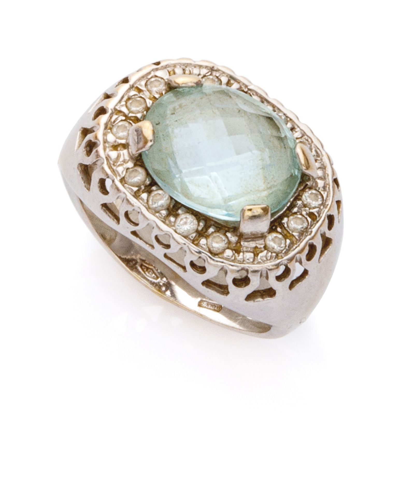 RING in white gold 18 kts., with pierced mount, central celestial stone with contour of zircons.