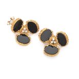 BEAUTIFUL EARRINGS in yellow gold 18 kts., decorated with three oval onyx stones and central