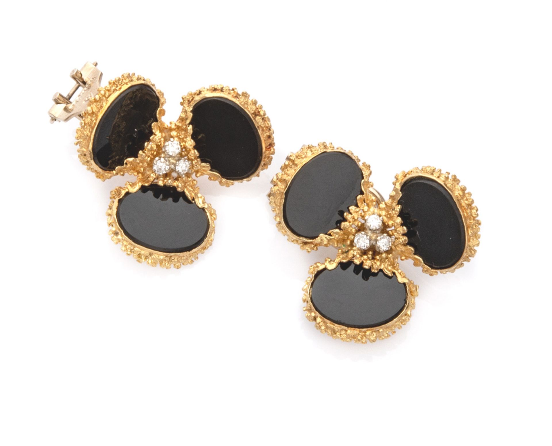 BEAUTIFUL EARRINGS in yellow gold 18 kts., decorated with three oval onyx stones and central