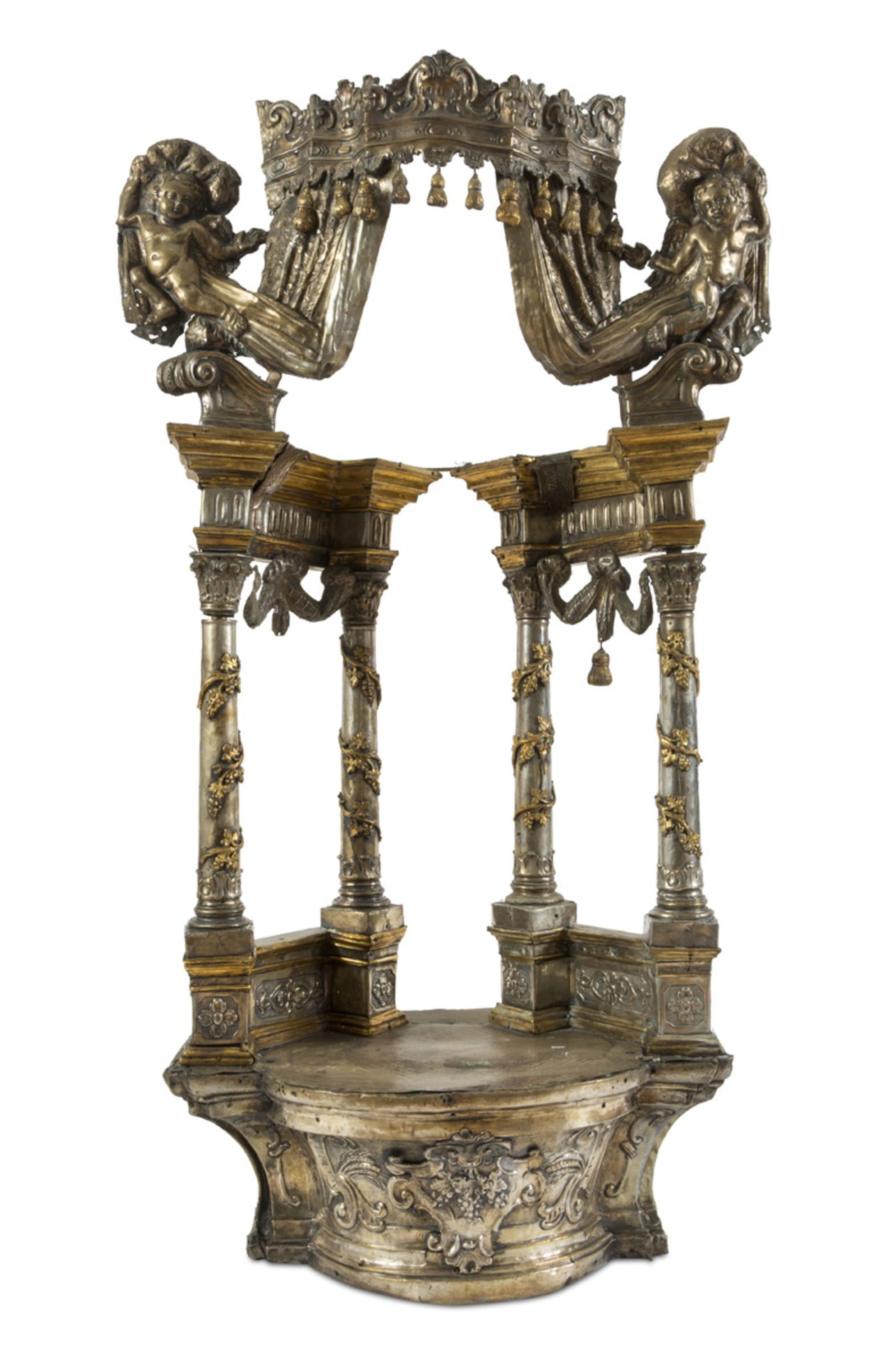 RARE SMALL ALTAR, NAPLES 18TH CENTURY in silver-plated and gilded metal, Tympanum with drapery and
