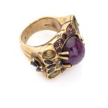 RING in yellow gold 18 kts., of geometric design, with central cabochon cut ruby and contour of